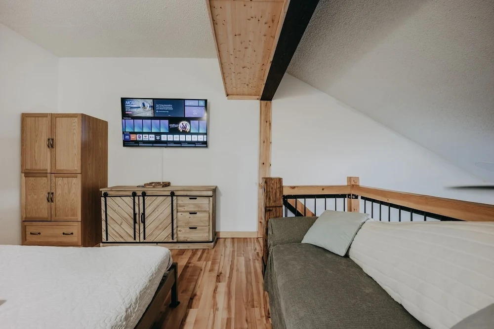 18sll - Newly Remodeled - Sleeps 4 - Fireplace - W/d 1 Bedroom Condo by Redawning