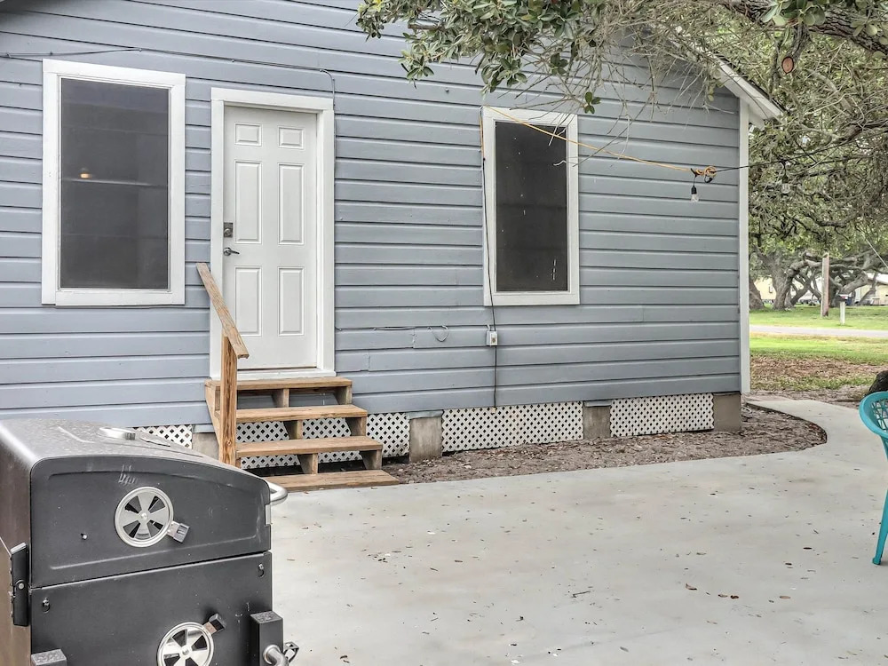 Merry Macaw Rp203b 1 Bedroom Duplex by RedAwning