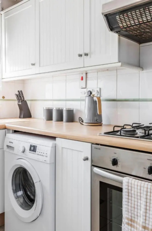 Cosy 3 Bedroom Home With Wifi, Parking & Garden