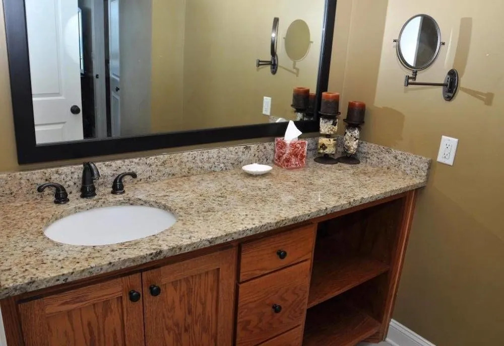 Hyperion Towers 302 - 2 Br condo by RedAwning