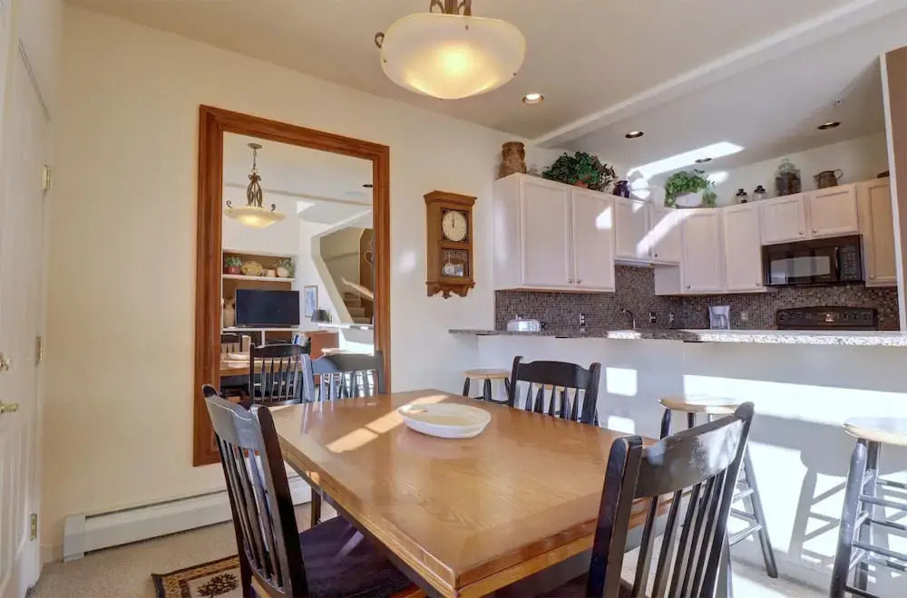 Spacious Slope-side Ski-In Ski-Out Town Home, Private Garage - ER12 by Redawning