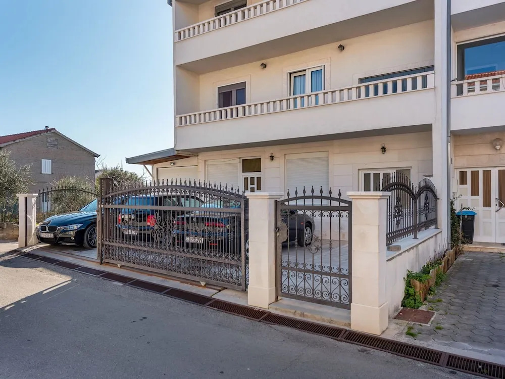 Refined Apartment in Kaštel Lukšić with Garden