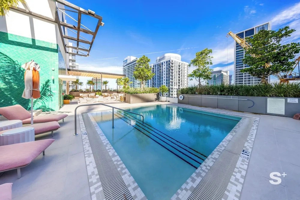 Sky-High 25th Floor 1-BR in Miami