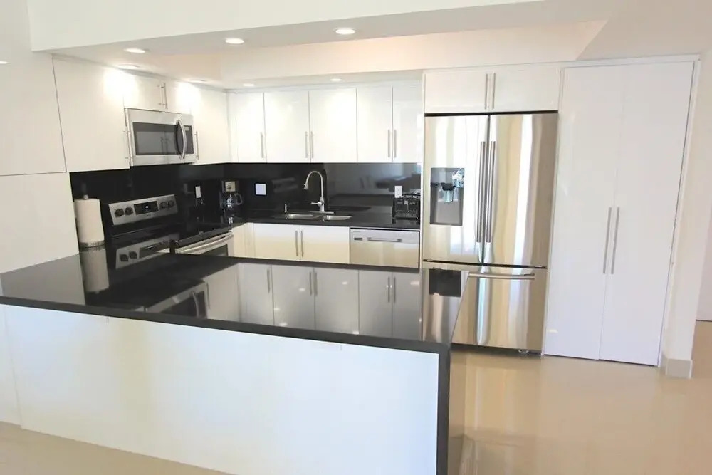1 Bedroom + Den Bay View Apartment Or1610