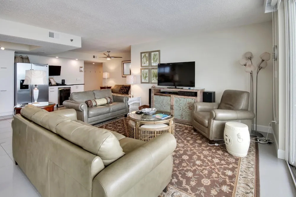 Trillium 5C Beach Front/private Balcony With Amazing Views/pool!