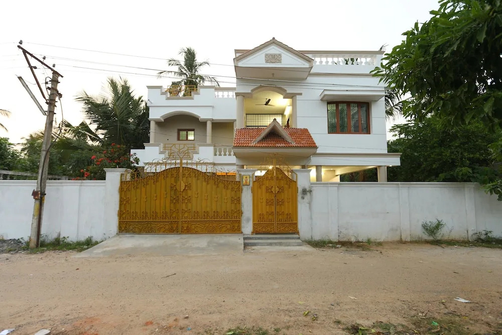 OYO 11698 Home Spacious 3BHK Near Boat House