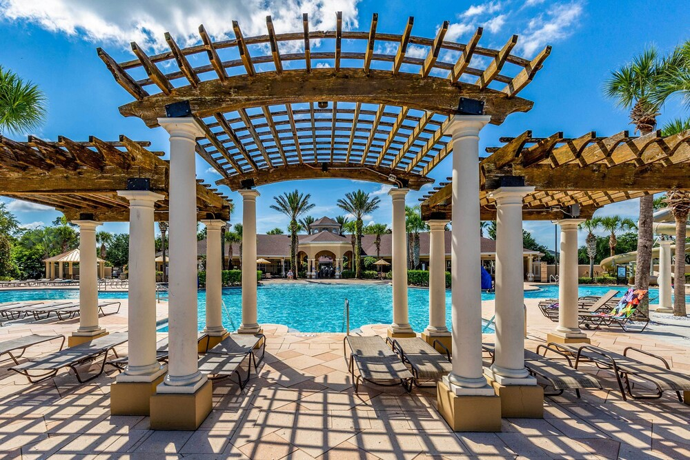 Spacious Kissimmee Villa - 3 Mi to Disney World