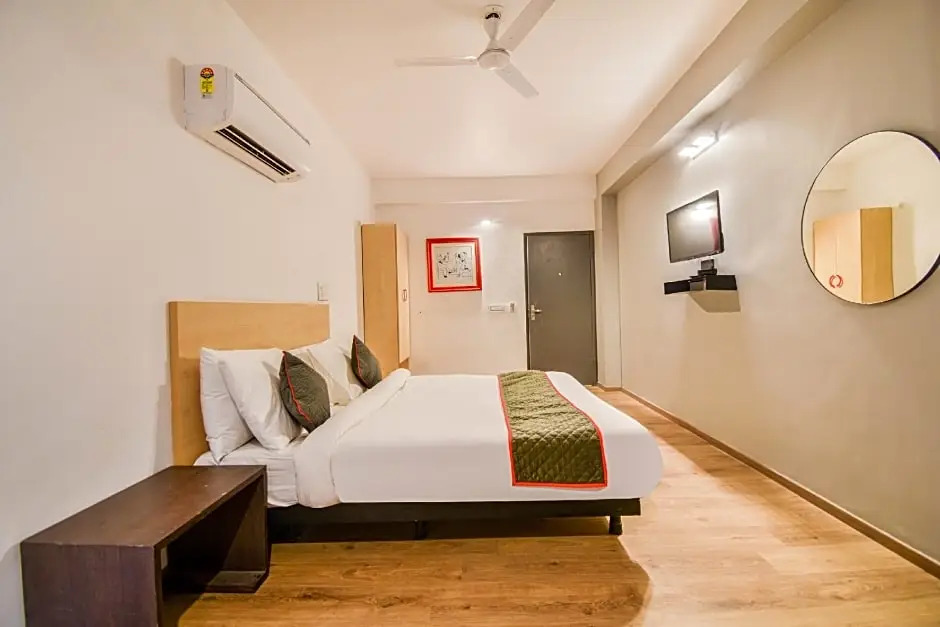 OYO Townhouse 263 Hotel Luxurs Shri Gopal Nagar