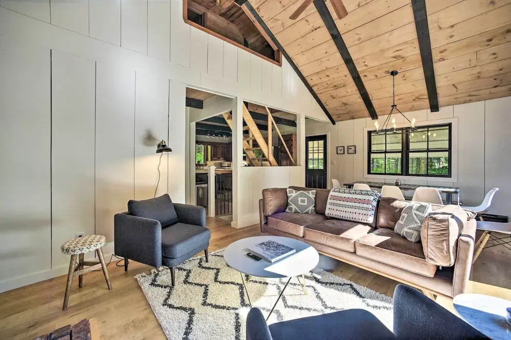 Sleek Cabin w/ Deck, 8 Miles to Mount Snow & Hikes