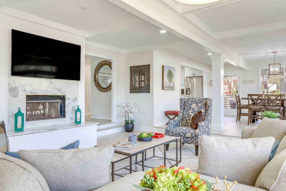 Stylish Marietta Home w/ Deck - Near Truist Park!