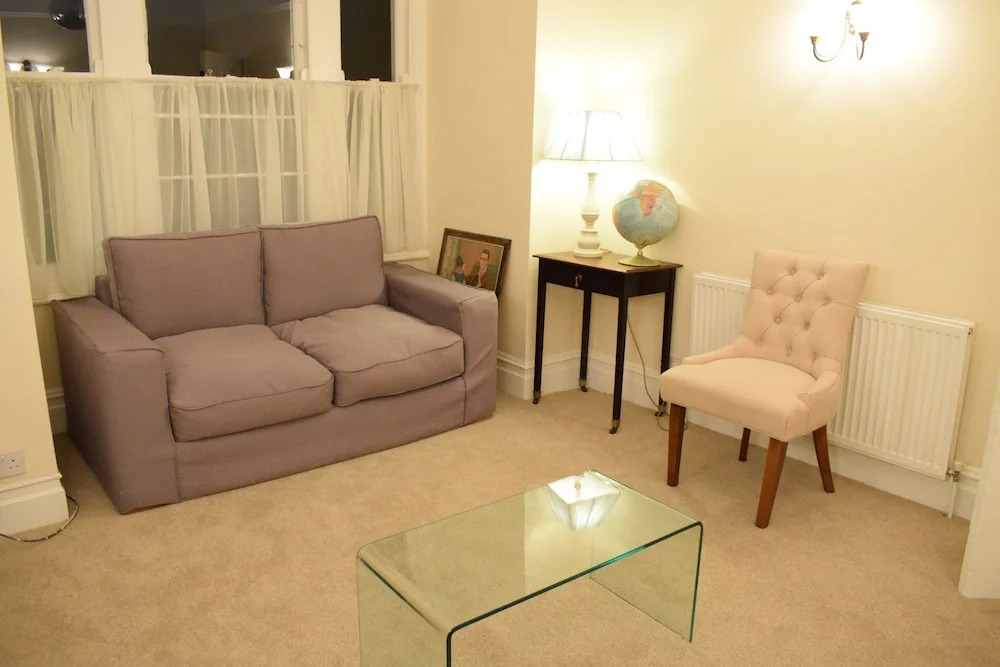 Spacious 3 Bedroom Apartment in South West London