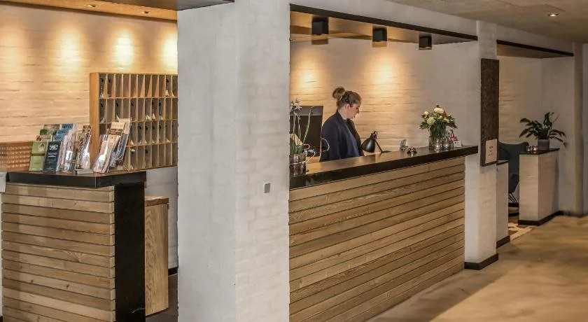 Hotel 6400