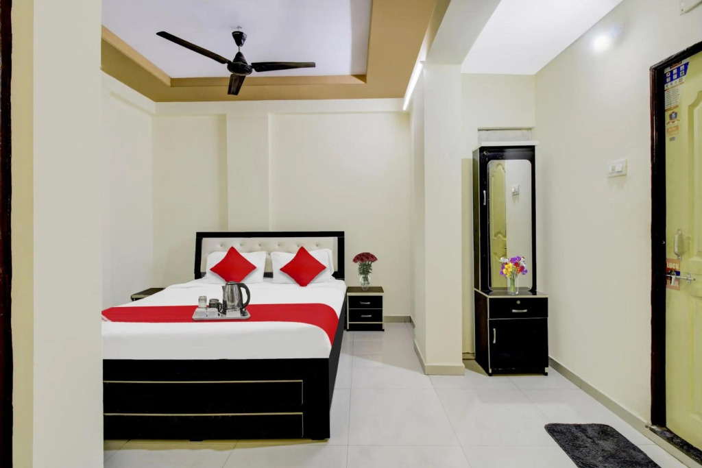 OYO Flagship 70003 Ap Royal Rooms