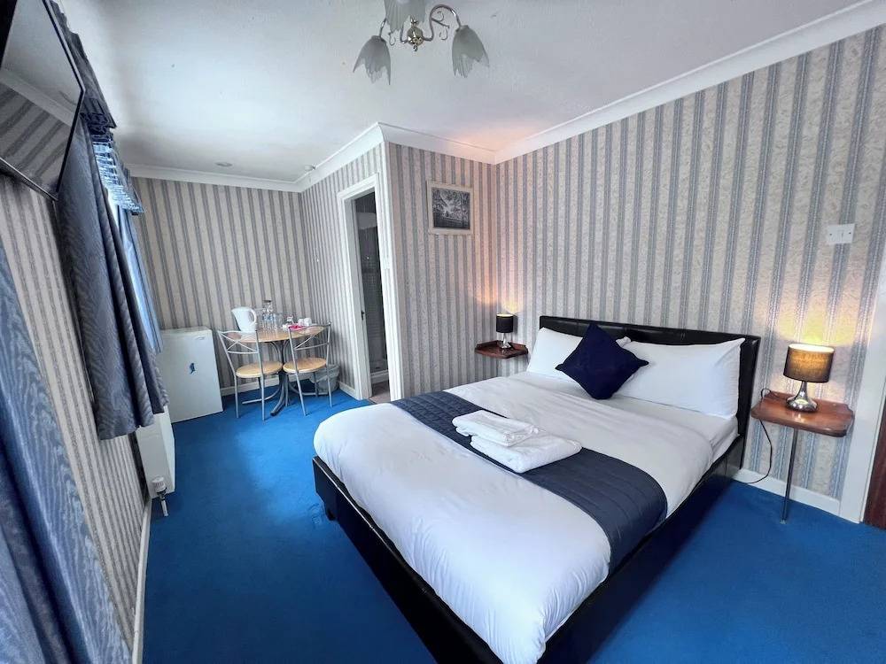 All Seasons Gatwick Guest House & Parking