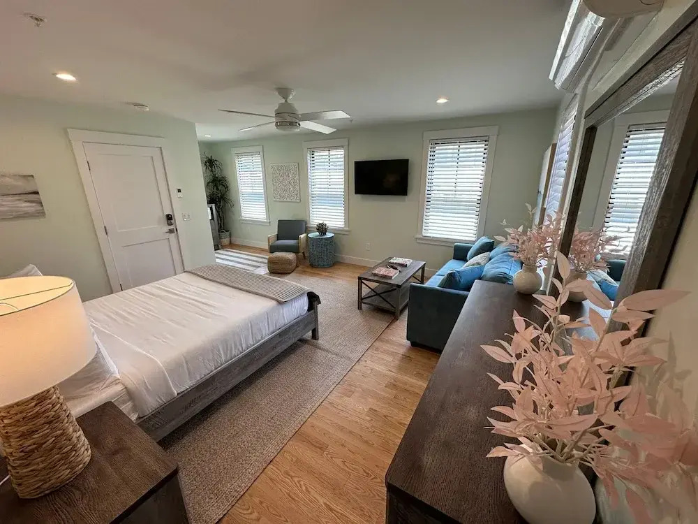 Epic Downtown Newport location w Parking