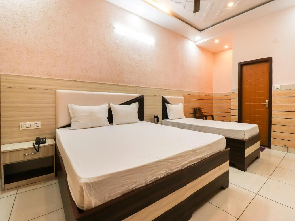 SPOT ON 85285 Shikhar Hotel