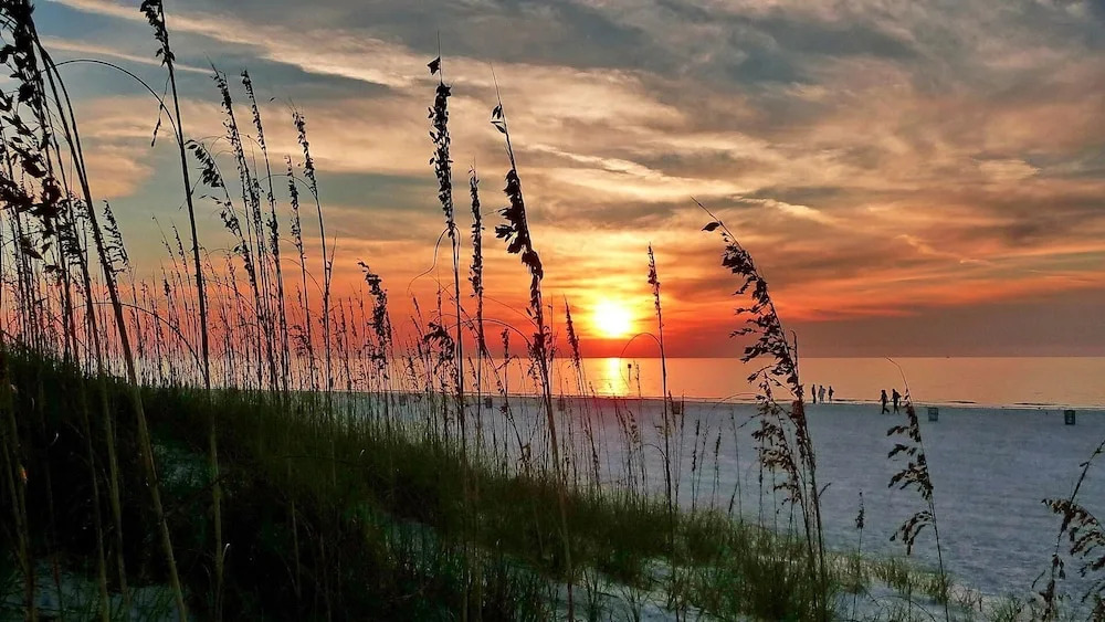 Sea Breeze 401 New! Amazing Beach Front/walk to John's Pass!