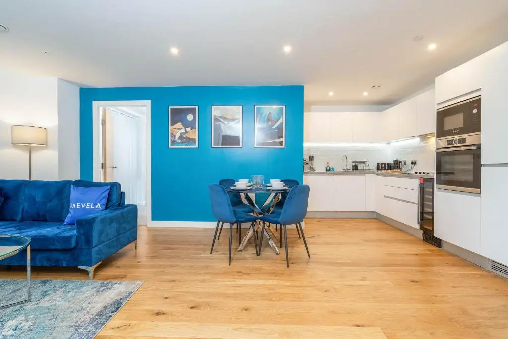 MAEVELA Apartments - Luxury Broad St Apartment - 2 Bed, 2 Bath - City Centre/Cube/Mailbox - WITH UNDERGROUND PARKING ✓- L Shape Sofa, Large 50 inch Smart TV with FREE NETFLIX & WIFI