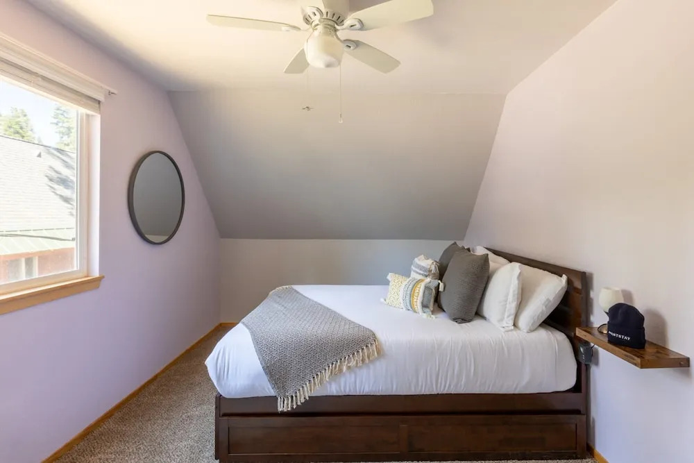 Sweet Pine Deck + Hot Tub, Cozy Modern Interior Close to Ski Resort!