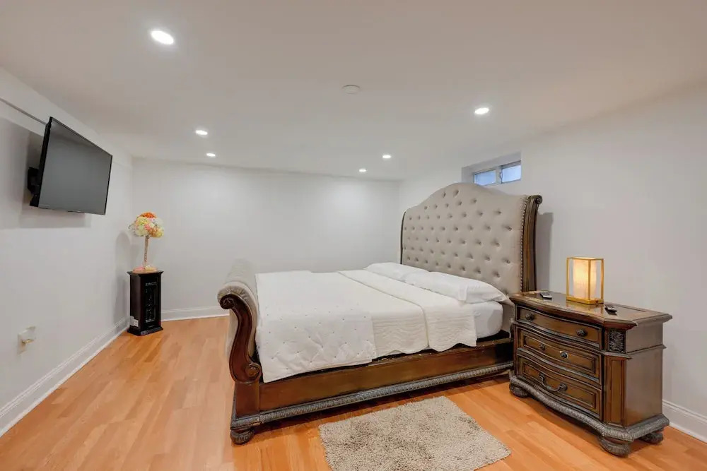Lovely Elmont Apartment - Walk to Bus Stop!