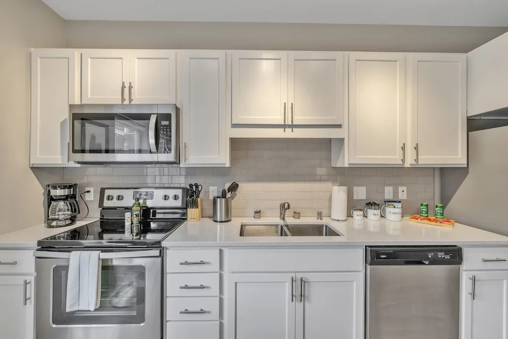 Comfortable 1BD Vector Suite With 95 Walkscore