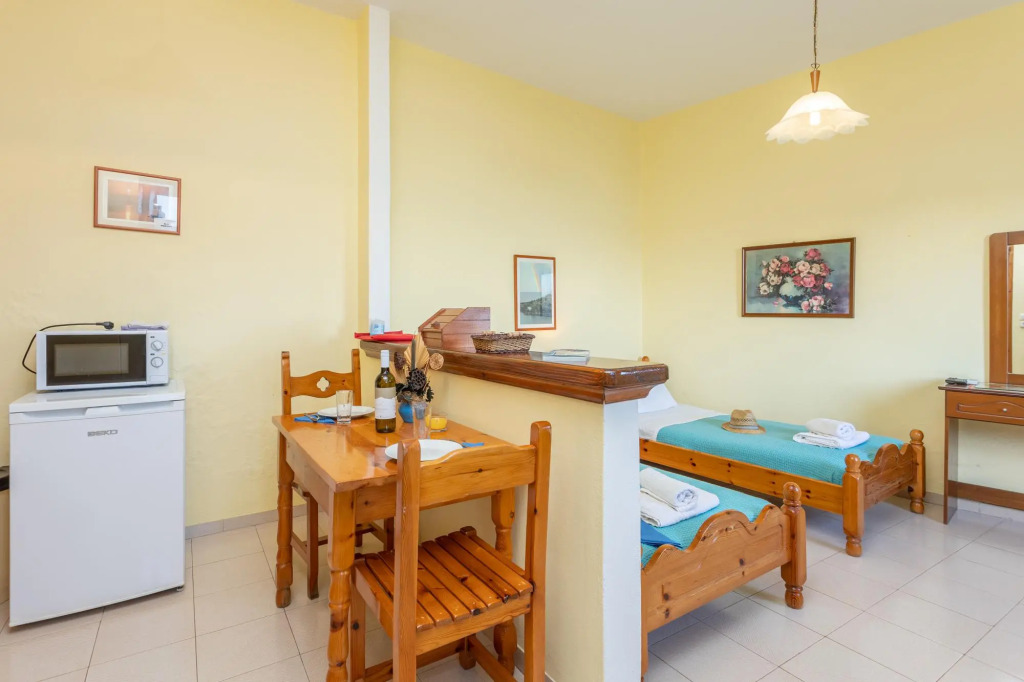 Dolphin Studio Swimming Pool Walk to Beach Sea Views A C Wifi Car Not Required - 559