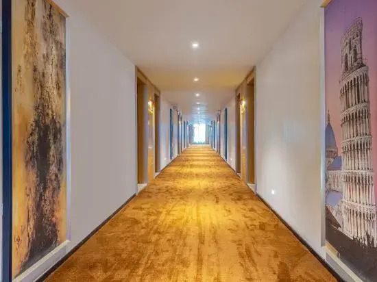 in Hotel (Xiangyang Erqi Store)