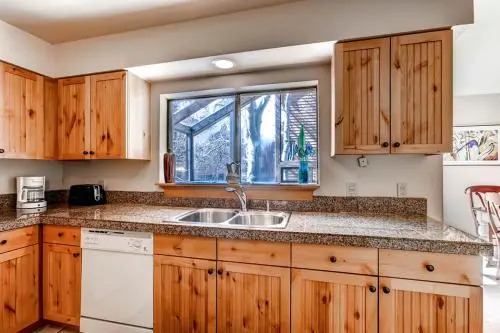 Cedars 18 - Ski-In/Ski-Out Apartment