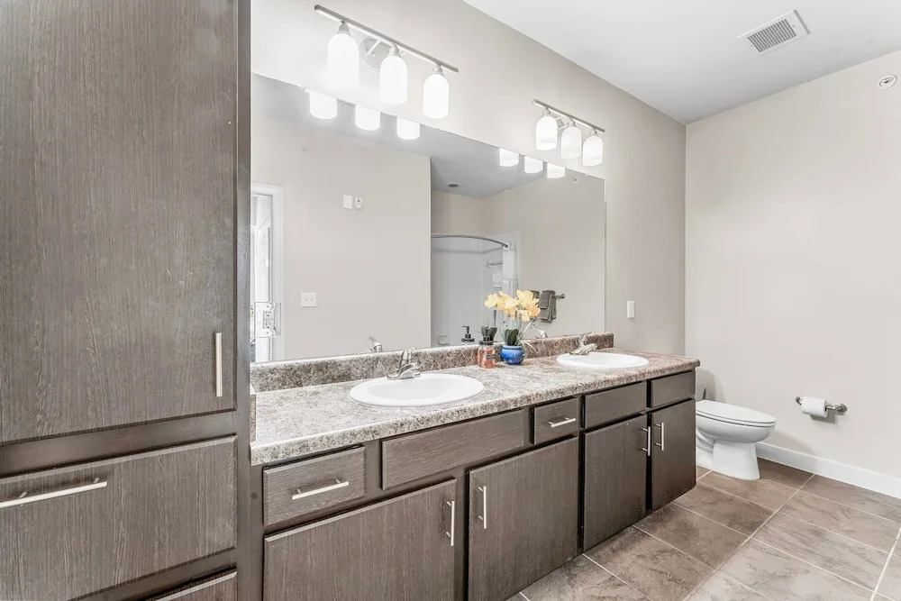 Prime Soco 2BR King Suite w Gympickleballlaundry