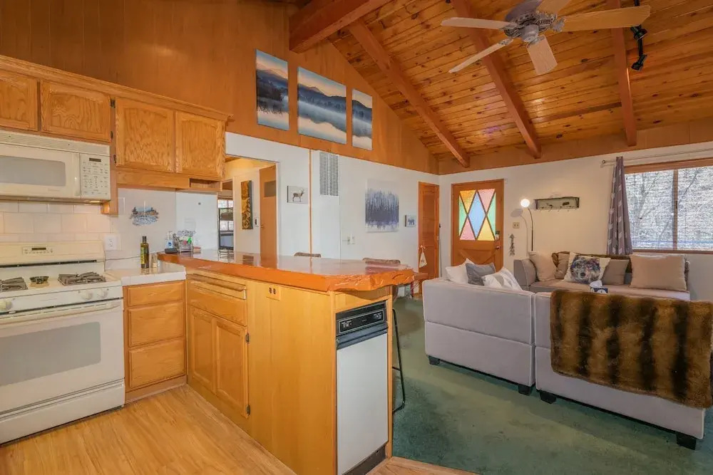 Cubby Ridge - Homey And Cozy Cabin With Forest Views! 2 Bedroom Cabin