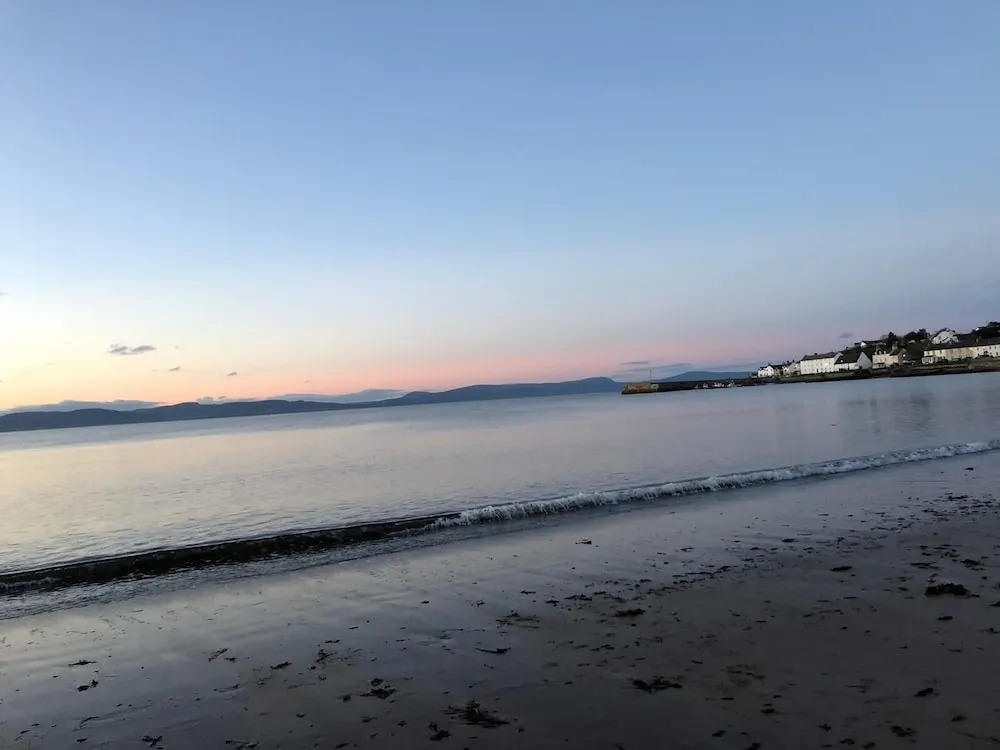 Petfriendly-beachfront-sunsetfacingsunporch-garden