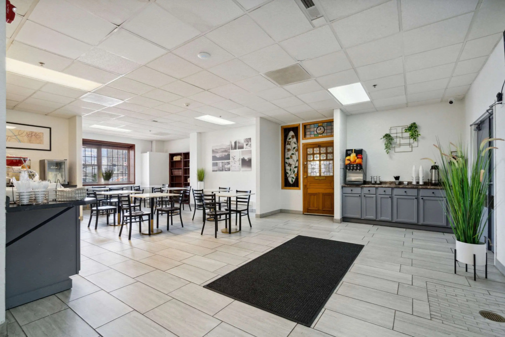 Econo Lodge Inn & Suites Waterloo Downtown