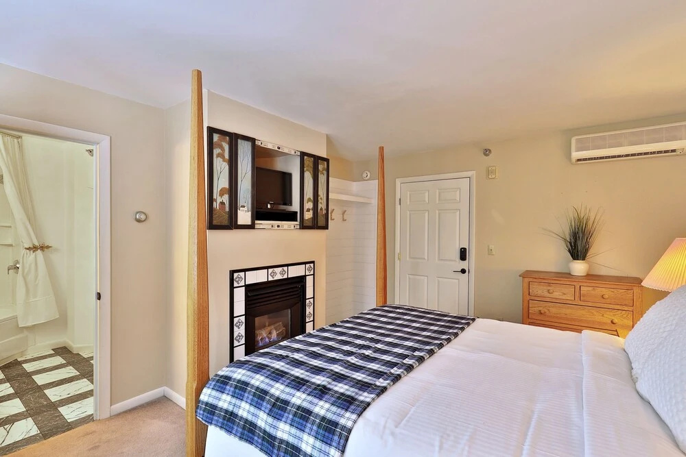 The Birch Ridge: Blue Velvet Room #10 - Queen Suite In Killington, Vermont. Hot Tub. Lounge. 1 Bedroom Home