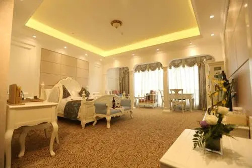 Chengdu Cloud Retreat Hotel(Dufu Thatched Cottage & Qingyang Palace Subway Station)