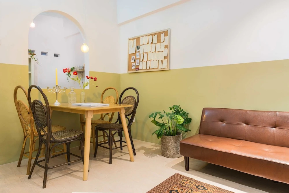 Chloe & Leo Homestay