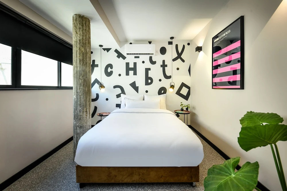 Pixel - by Loginn Tel-Avivian hotels