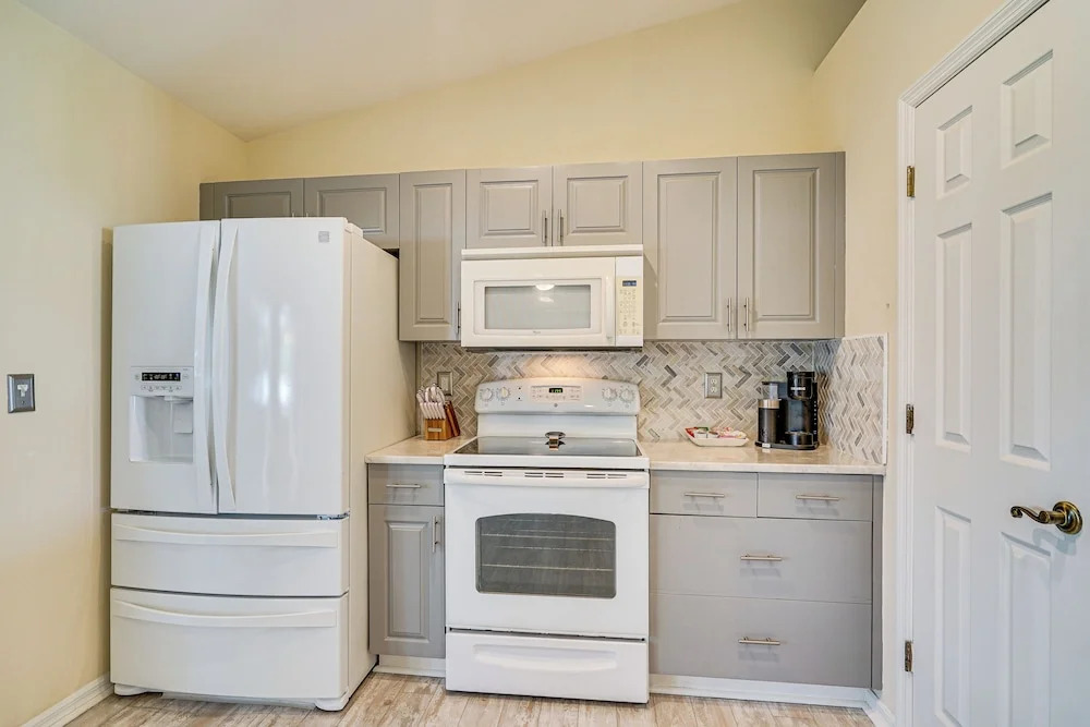Cape Coral Home w/ Screened Porch: 4 Mi to Beach!