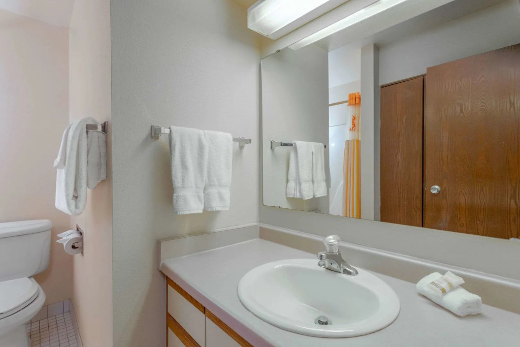 Norwood Inn & Suites By BlissPoint