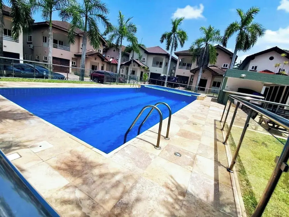 Stylish 3 Bedroom House Near Airport & Marina Mall