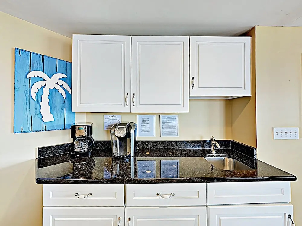 New Listing! Ocean-view W/ Rooftop Pool 4 Bedroom Condo