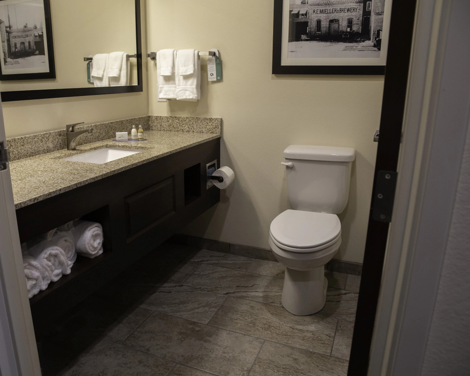 Cobblestone Hotel & Suites - Two Rivers