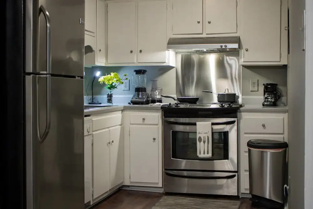 Luxury 2 Bed Condo Near Downtown
