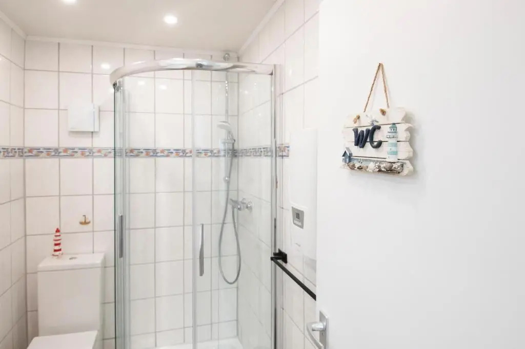 Wohnung 4, Leni