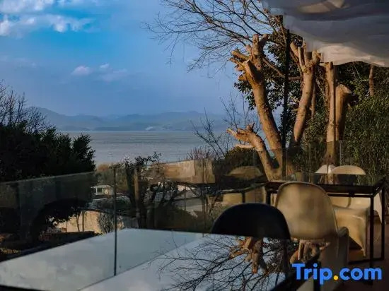 The better, under the green shade trees, forest garden full sea view holiday villa