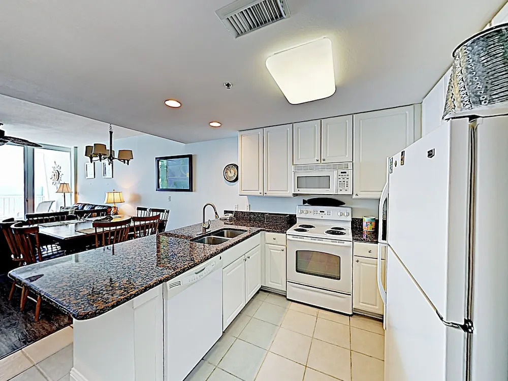New Listing! Lighthouse W/ Gulfside Pools 2 Bedroom Condo