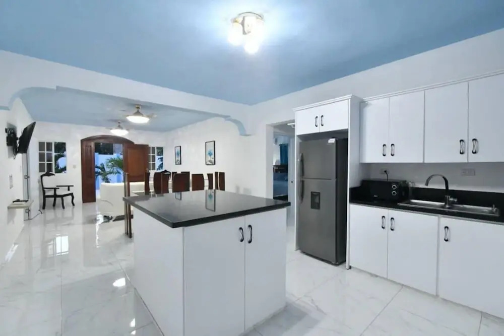 Gorgeous Spacious Property in Prime Beach Location