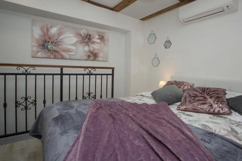 Old Center Cozy Room