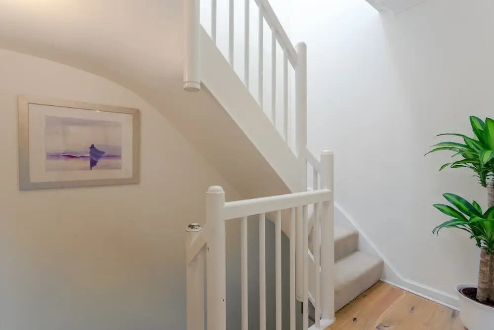 2 Bedroom House in Maida Vale With Balcony