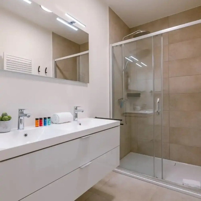 Beautiful Apartment With Parking Close to the sea
