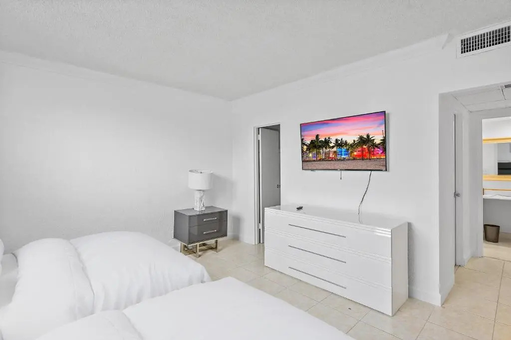 **Modern 3Bedroom W/ Stunning Backyard Area**